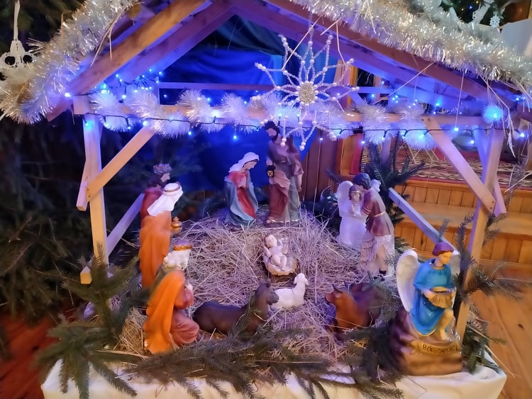 You are currently viewing Bożonarodzeniowa dekoracja kaplicy w Siemnicach
